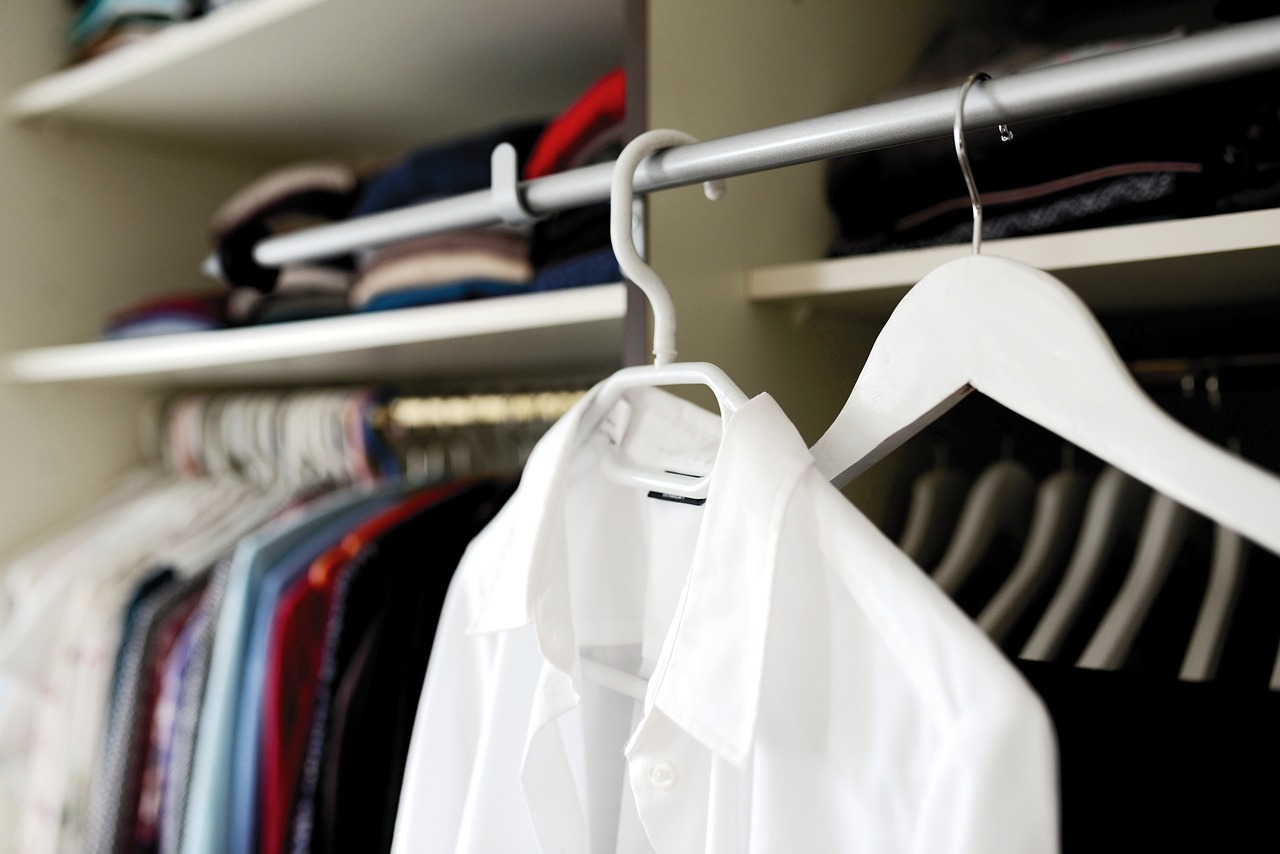 wardrobe-coat-hanger-dressing-room-5961193.jpg